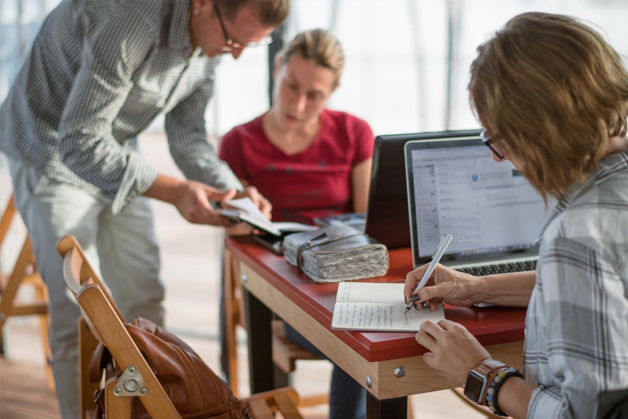 divi-slider-layout-background-8